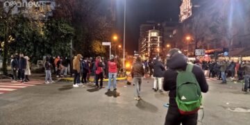 “Rroftë Sali Berisha”! Protestuesit “për Klodin” i ka marrë malli për Sali dajakun i drejtohen Bllokut me dy gishtat lart