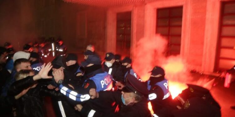 Gjendja e policit të p.lagosur gjatë protestës së djeshme nuk është e mirë, ja çfarë thonë mjekët