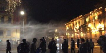 Sandër Lleshaj dha dorëheqjen, por protestuesit nuk ndalen tek Ministria e Brendshme