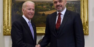Rama nuk u shpëton kamerave as në SHBA, e fotografojnë rrugëve të Nju Jorkut nën shoqërinë e… (Pamjet që po qarkullojnë në rrjet)