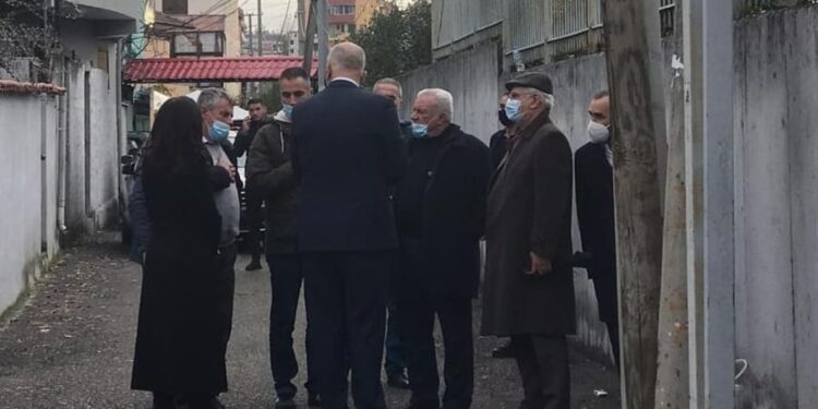 Rama vizitë ngushëllimi në familjen e të ndjerit Klodjan Rasha, mungon Sandër Lleshaj