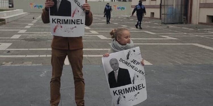 Djali i ish-kryeministrit shqiptar i bashkohet protestës për Klodjanin me vajzën e vogël: Policia donte të më shoqëronte