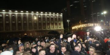 Protestuesit jashtë kontrollit: Sulmojnë dhe Bashkinë e Tiranës