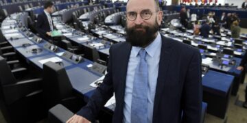 Skandali i madh seksual mes diplomatëve që çoi në dorëheqjen e deputetit të PE