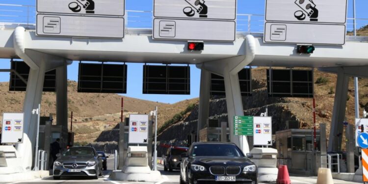 ANALIZA: Hipokrizia e Albin Kurtit, Vjosja Osmanit dhe opozitës në Tiranë, dhe pse tarifa për “Rrugën e Kombit” s’mund të hiqet