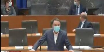 VIDEO/ Momentet kur tërmeti shkund ndërtesën në Kroaci: Politikanët largohen të alarmuar nga mbledhja