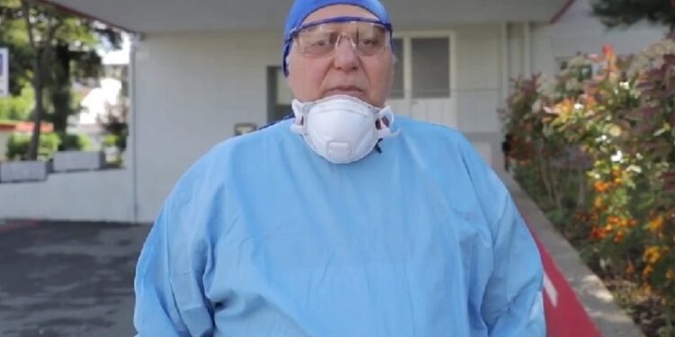 Tritan Kalo nxjerr fotot e mjekëve që u shuan nga Covid 19 dhe ka një apel për qytetarët: 24 yje që do na mungojnë