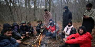 Refugjatët në mëshirën e dimrit në Bosnje, pas djegies së kampit