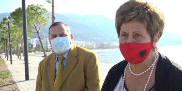 Rama publikon videon e gazetares Zenepe Luka dhe bashkëshortit të saj që fal mjekëve i shpëtoi covid-19! Gazetarja pyet: Çfarë bëjnë Vasili, Shehu dhe shpura e tyre kur mjekët parlamentar grek të opozitës veshën bluzat e bardha (Video)