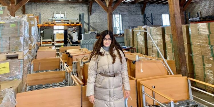 Aktorja dhe bashkëshorti i saj dhurojnë shtretër spitalorë, zjarrfikëse dhe autoambulanca Shqipërisë për të përballuar Covid-19