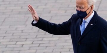 Fotoja më virale në Amerikë, në momentin që Biden betohej një burrë i panjohur ulet pranë varrit të birit të tij