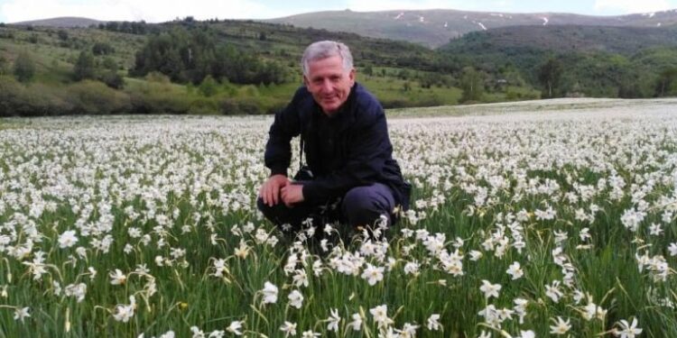 Shuhet nga koronavirusi zbuluesi i “tulipanit shqiptar”, biolog i njohur dhe zyrtar i lartë në Kukës