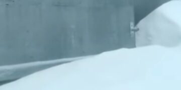 VIDEO/ Ndërtesa e mbuluar me 4 metra borë, Beqaj nga Shkodra jep lajmin e mirë: Shpëtohet familjari i “ngujuar”