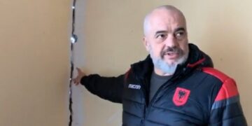 “Sa kushton xhupi”?! Rama i përgjigjet komentuesit: Mos u bëj si Palokja i PD që Adidasin Y3 e kishte bërë fletërrufe me Yamamoto, atij ia zmadhojnë syzet budallallëkun