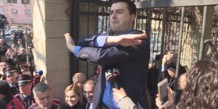 Vaksina tregoi se Lulzim Basha duhet të largohet nga politika