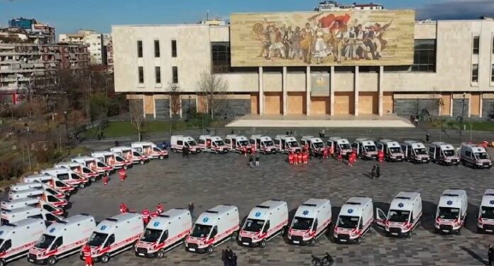 Prezantohet flota me 36 ambulancat e reja, Rama: Imagjinoni vetëm sikur pandemia ta kishte gjetur Shqipërinë me katër-rrotakët e PD-LSI