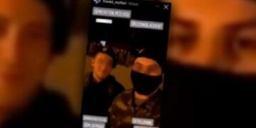 Video që po trazon Greqinë: Dy të rinj shqiptarë urdhërojnë ushtarët grekë në rresht të thërrasin shqip `Meritoni’