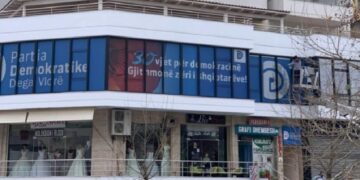 Çfarë ndryshoi? PD strehon shtabin në pronat e personit për të cilin deri dje hidhte akuza të rënda