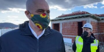 Kush i bën këto ndërtime?! Rama tregon batutën me qytetarin: I bën Ndragheta me mafian
