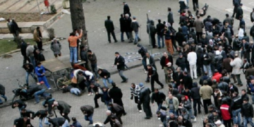 Artan Hoxha rikthen vëmendjen nga 21 Janari: Kromi, koncesionet dhe rrëmbimi e më pas zhdukja e këshilltarit të Dritan Priftit që kryesoi auditin