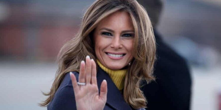 VIDEO/ Trump i bëhet pritje madhështore, Presidenti mban fjalimin e fundit bashkë me bashkëshorten para mbështetësve të tij në aeroport, jep mesazhin e fuqishëm: Do kthehem, shihemi së shpejti!