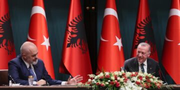 Baton Haxhiu: Rama po punon për pajtimin Greqi-Turqi, të premten është në Athinë