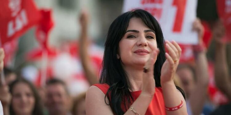 S’ndalet ‘hemoragjia’, deputetja e opozitës në Kuvend i bashkohet PS! Vangjel Tavo: Ishte e juaja me kohë! Bledi Çuçi: Sa të paska dhembur