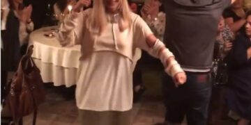 VIDEO/ Muzikë dhe valle shqiptare, Bebe Rexha ‘e djeg’ në Tiranë për ndërrimin e viteve sëbashku me vëllain
