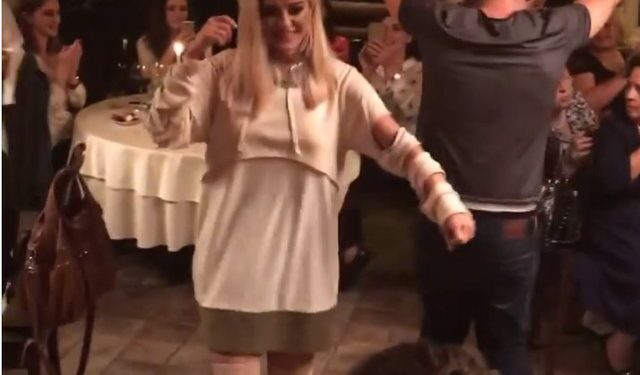 VIDEO/ Muzikë dhe valle shqiptare, Bebe Rexha ‘e djeg’ në Tiranë për ndërrimin e viteve sëbashku me vëllain