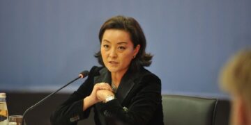 Largohet nga Kongresi pas 30 vitesh, ambasadorja Yuri Kim i jep ‘lamtumirën’ Eliot Engel: Një jetë të tërë që i ke shërbyer…