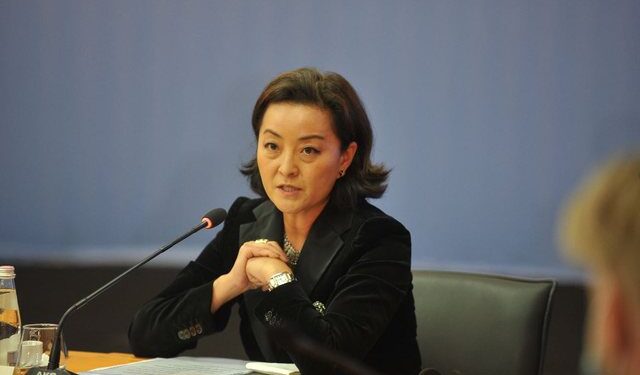 Largohet nga Kongresi pas 30 vitesh, ambasadorja Yuri Kim i jep ‘lamtumirën’ Eliot Engel: Një jetë të tërë që i ke shërbyer…