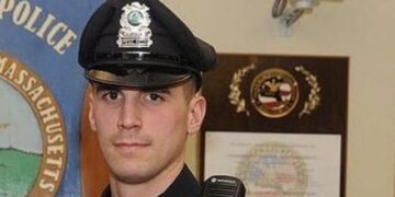 U thirr me urgjencë për të arrestuar një familje që kishte vjedhur ushqime për fëmijët, Polici bën gjestin e pabesueshëm ndaj dy grave