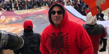 ‘Surpriza’ e papritur në protestat e dhunshme në SHBA! Kush është shqiptari i njohur që i’u bashkua turmës, i veshur me një bluzë të kuqe me shqiponjë?!