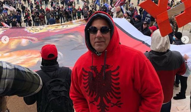 ‘Surpriza’ e papritur në protestat e dhunshme në SHBA! Kush është shqiptari i njohur që i’u bashkua turmës, i veshur me një bluzë të kuqe me shqiponjë?!