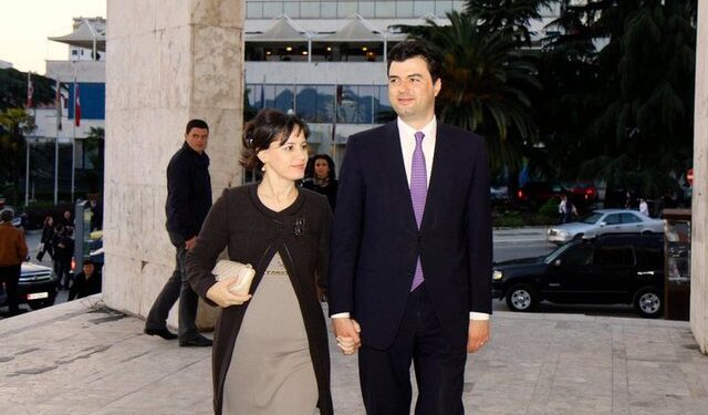 Bashkëshortja nxjerr foton për mburrje: Ja si dukej Luli 20 vite më parë në Holandë kur ishte …”pabuks me kollare Made in China”