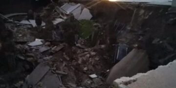 Tragjike ajo çfarë ka ndodhur në Itali! Shpërthim i frikshëm në një spital COVID: Hapet gropa gjigande në parkim ku përpin shumë automjete, spitali është në gjendje të jashtëzakonshme (Video)