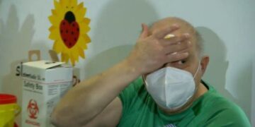 Doktor Kalo vaksinohet live dhe habit me gjestin e veçantë në fund të injektimit: Çfarë ngjiti në ballë?