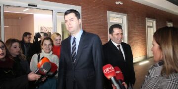 Aleatët irritohen me Bashën për çështjen e listave, kreu i PD vijon t’i mbajë në ankth, LSI dorëzohet dhe paralajmëron daljen më vete