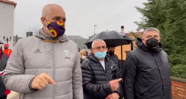 Rama takon biznesmenin në Berat dhe nuk i kursen batutat me të: Ky është demokrati i famshëm që…