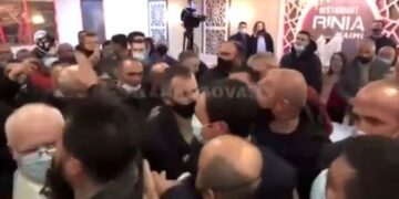 VIDEO/ Dalin pamjet nga sherri! Plas keq tek takimi i Albin Kurtit: Lëshomëni bre! Kush është ai i’a **** atë nanë