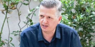 Kompozitori i njohur, Shpëtim Saraçi rrëqeth me mesazhin: Na shkatërrove këtë fillim viti! Nuk gjej fjalë të shkruaj e duart më dridhen fort…