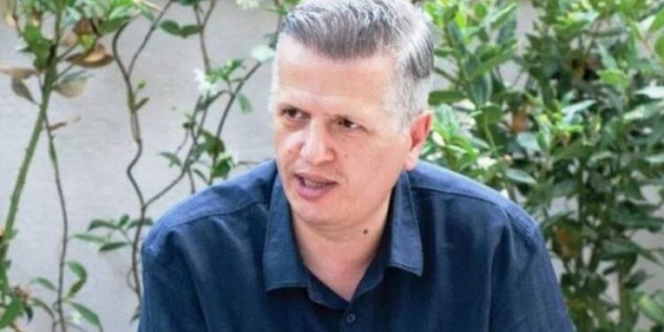 Kompozitori i njohur, Shpëtim Saraçi rrëqeth me mesazhin: Na shkatërrove këtë fillim viti! Nuk gjej fjalë të shkruaj e duart më dridhen fort…