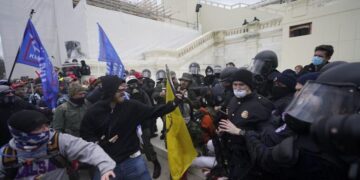 Pasi protestuesit hynë brenda, dalin pamjet që po thyejnë rrjetin: Ja momenti kur kongresmenët lajmërohen se duhet të largohen nga Capitol Hill