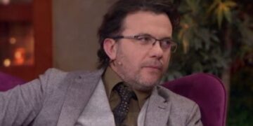 “Njerëz në mjerim që për një pako fasule merren me nënën e babanë tim”! Shpërthen i revoltuar aktori i njohur Laert Vasili dhe nuk lë gjë pa thënë: Unë jam kinez, e ke problem që dua bashkimin e Shqipërisë