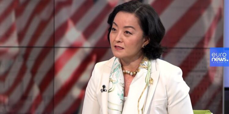 “Kundër të gjithë armiqve…”! Ambasadorja Yuri Kim bën rrëfimin emocionues dhe kujton datën e veçantë të jetës: Me dorën mbi një Bibël të nënshkruar nga nëna ime u betova se…