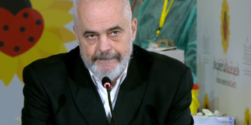 “O Zot”/ Gazetarja e pyet si erdhi vaksina anti-COVID në Shqipëri, Rama i jep përgjigjen që nuk e priste: Me kuaj e mushka!