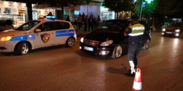 U përlesh me hajdutët që po tentonin të vidhnin një dyqan në Fier, policit i ndodh e papritura pak çaste më pas