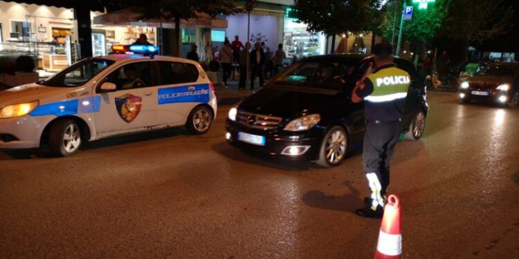 U përlesh me hajdutët që po tentonin të vidhnin një dyqan në Fier, policit i ndodh e papritura pak çaste më pas