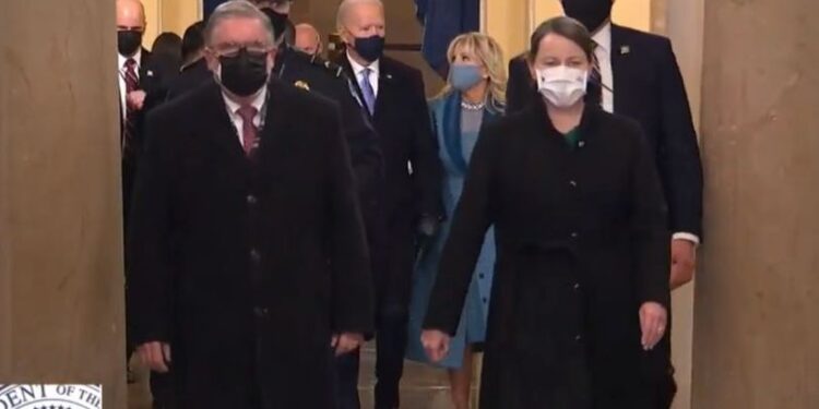 Menjëherë pas ceremonisë së betimit, Biden bën lëvizjen e parë si President i SHBA-ve: Nuk duhet të humbasim kohë!