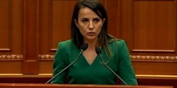 Gafa e Rudina Hajdarit po ‘thyen’ rrjetin (Video)
